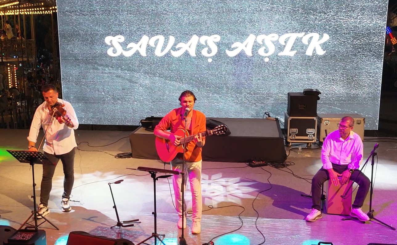 90'lar Festivalinde Açılış Savaş Aşık'tan